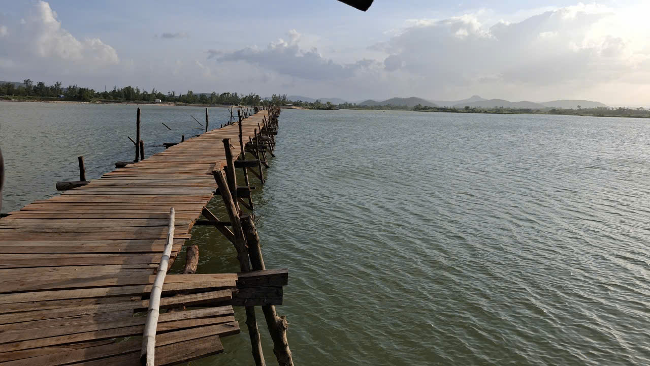 Kinh nghiệm người thợ chuyên đóng cầu gỗ Ông Cọp trên 10 năm là đóng gỗ tươi, khi đóng đinh nện búa thẳng tay để cây đinh không bị “quỳ”, làm xấu cây cầu- Ảnh: Mạnh Hoài Nam