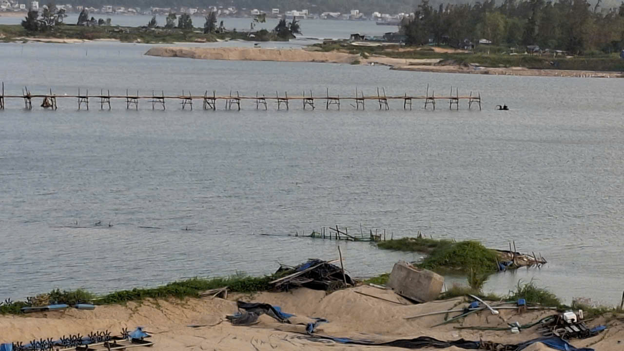 Cây cầu “tiến ra” nửa sông Bình Bá- Ảnh: Mạnh Hoài Nam