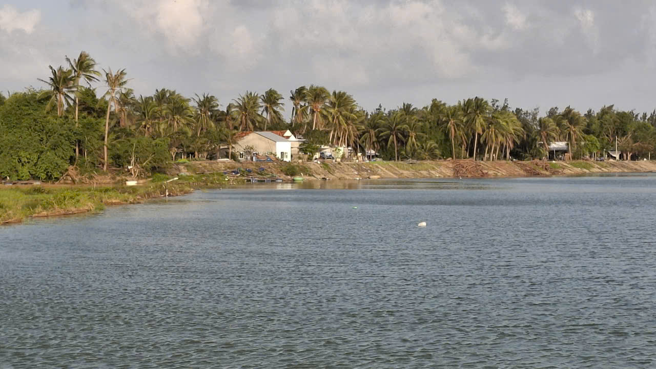 Đứng trên cầu Ông Cọp nhìn về khu phố Bình Thạnh (phường Xuân Đài) bên sông Bình Bá- Ảnh: Mạnh Hoài Nam