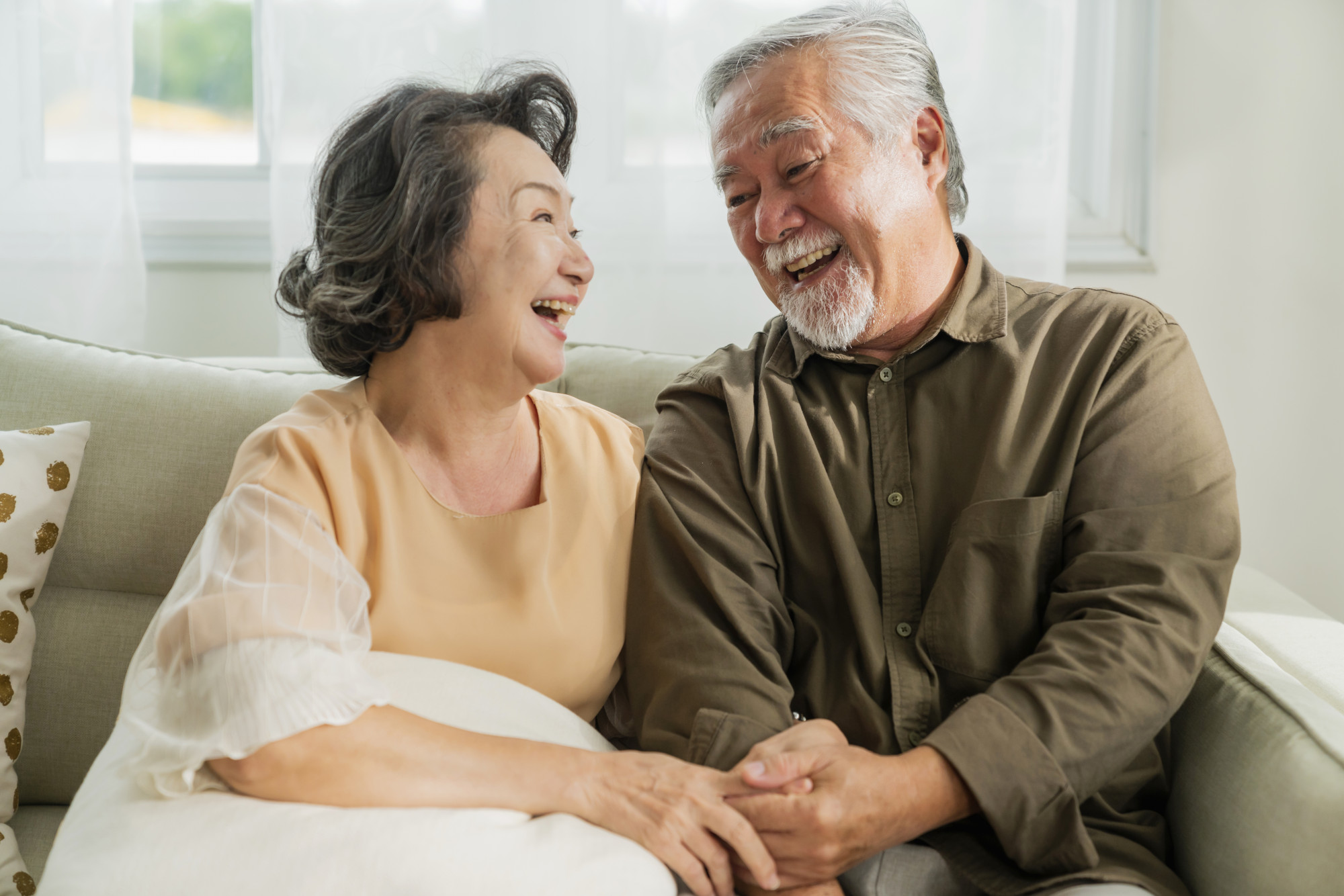 Ba mẹ đang ngồi cạnh nhau, giận đó rồi lại thương đó, như cách họ đã đi cùng nhau suốt mấy chục năm - Ảnh Freepik