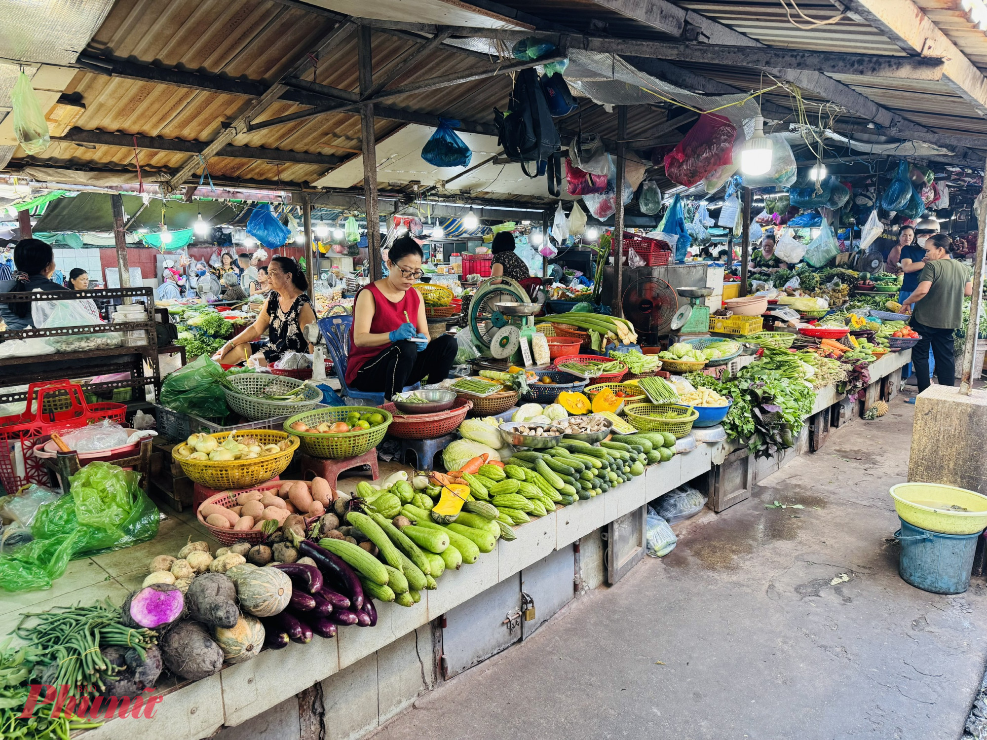 Dù mới sáng sớm nhưng lượng khách tại chợ Thái Bình, phường Bến Thành, TPHCM
