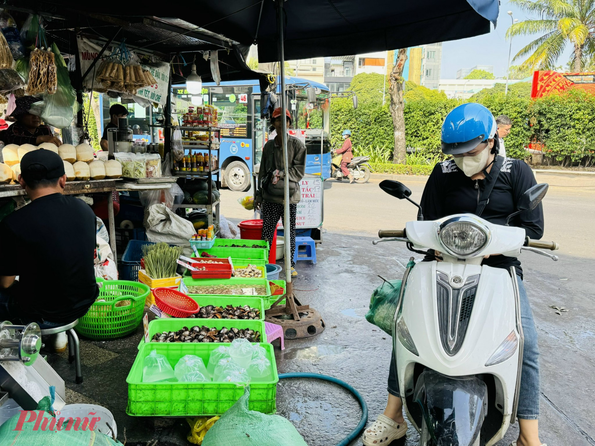 Một số vựa chuyên bán ốc, tôm, cua, lượng khách mua rất ít 