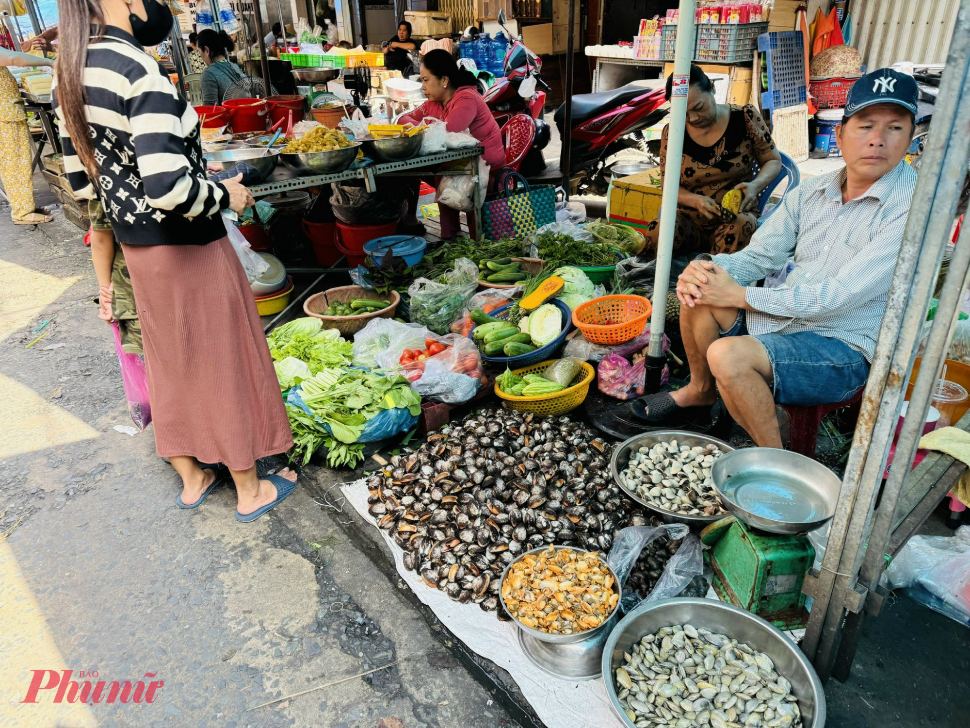Cả khu chợ chỉ có 1 sạp bán ốc 
