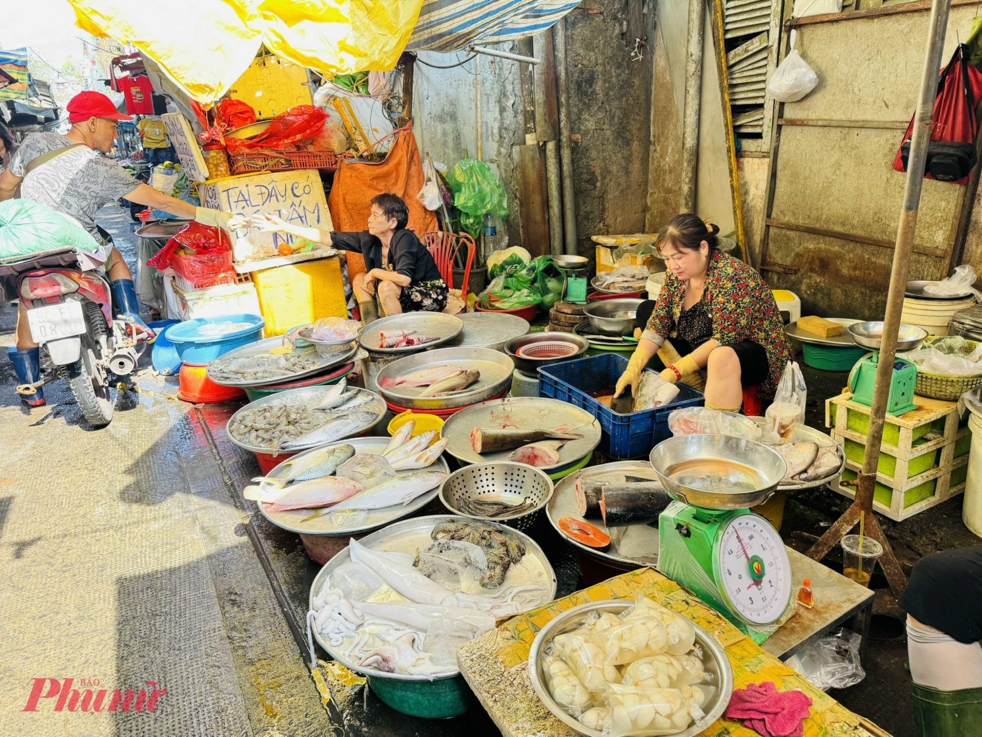 Chợ này, ngày thường sẽ bán đủ các loại thủy hải sản, ốc 