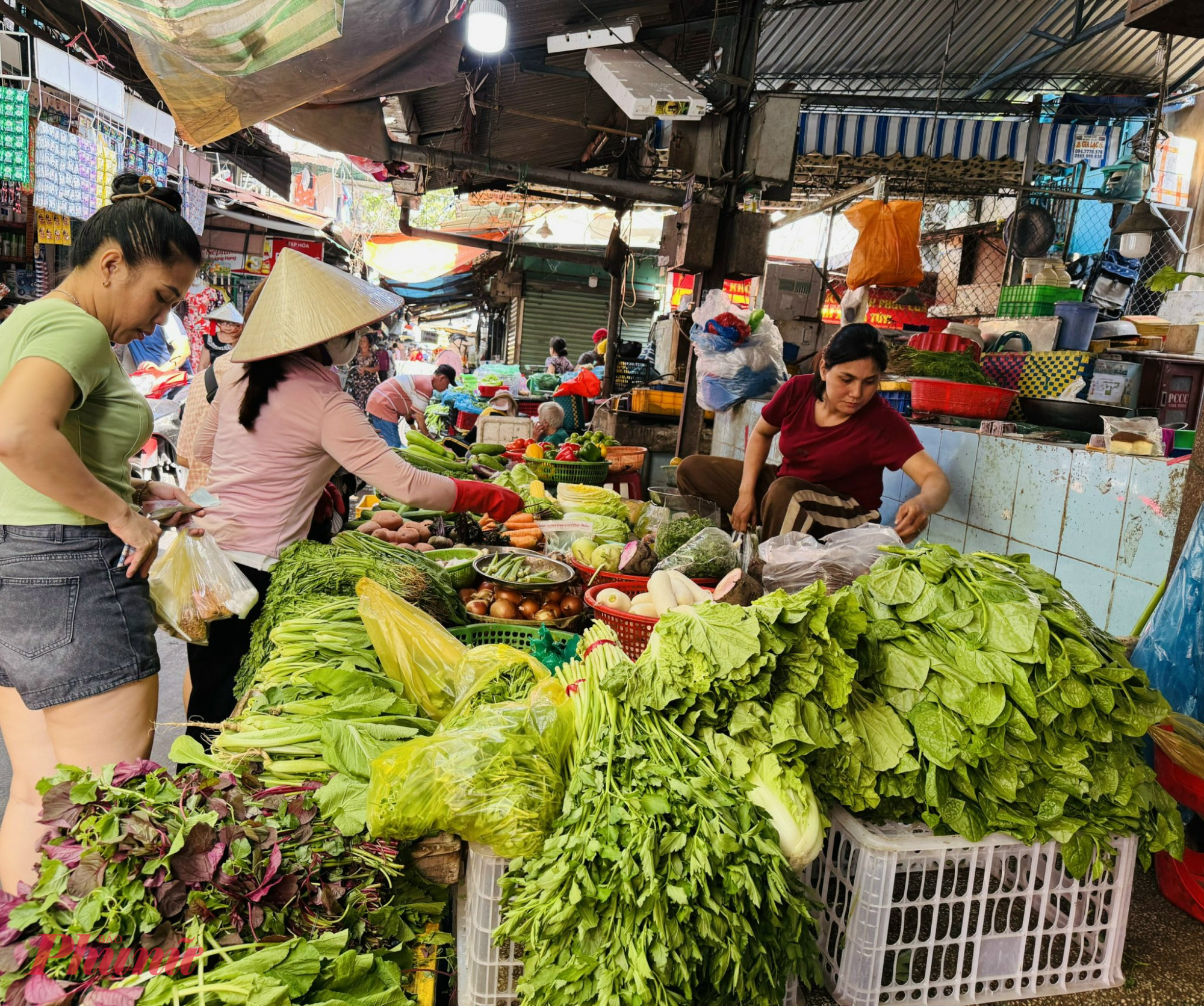 Các mặt hàng rau tại chợ Vườn Chuối cũng khá ế ẩm 