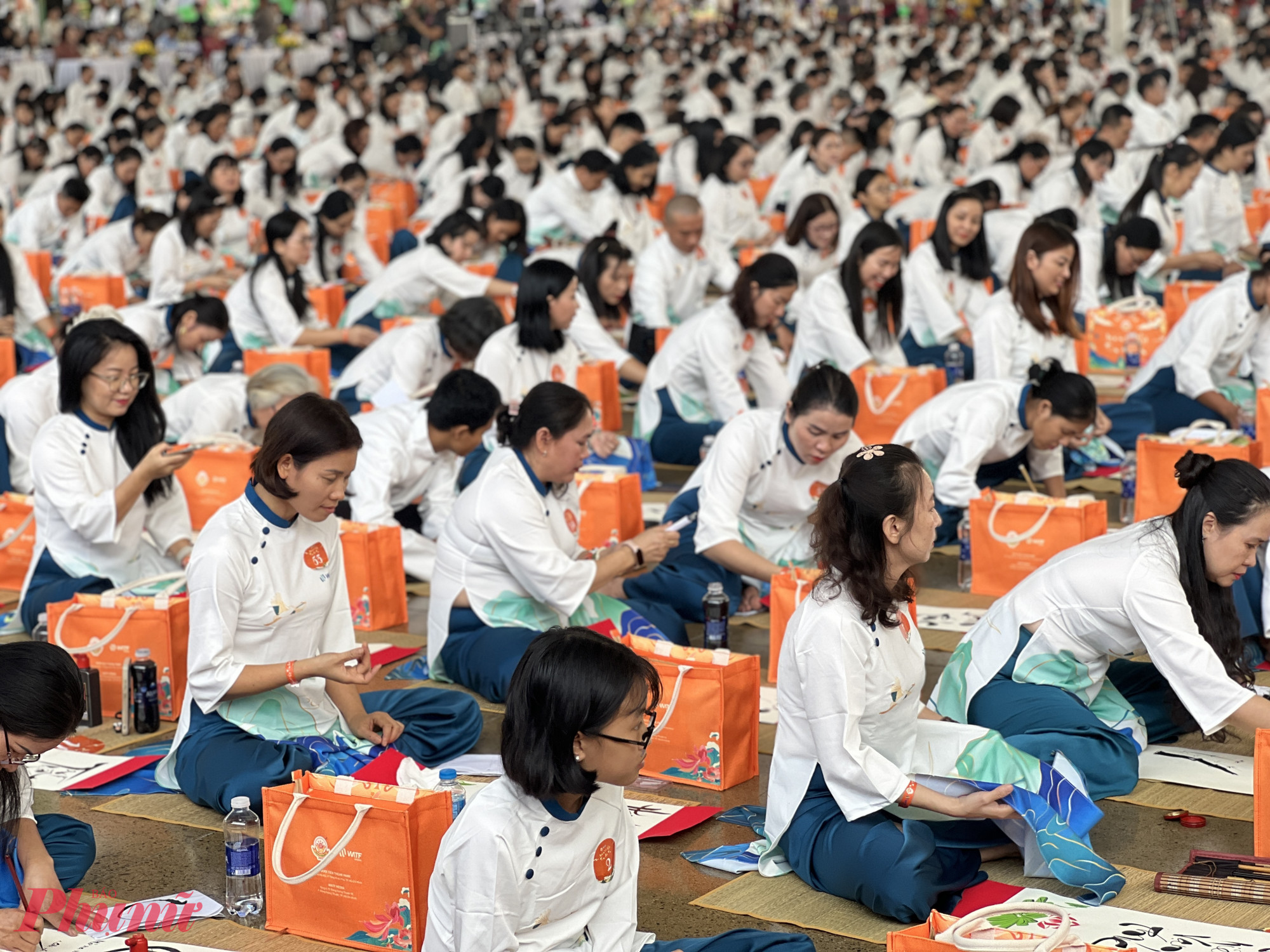 Đây là hoạt động văn hóa mở đầu năm mới Bính Ngọ 2026, mang ý nghĩa tôn vinh các giá trị truyền thống dân tộc, lan tỏa tinh hoa văn hóa Việt thông qua nghệ thuật thư pháp, áo dài và lụa Việt – những biểu tượng gắn liền với đời sống tinh thần của người Việt qua nhiều thế hệ.