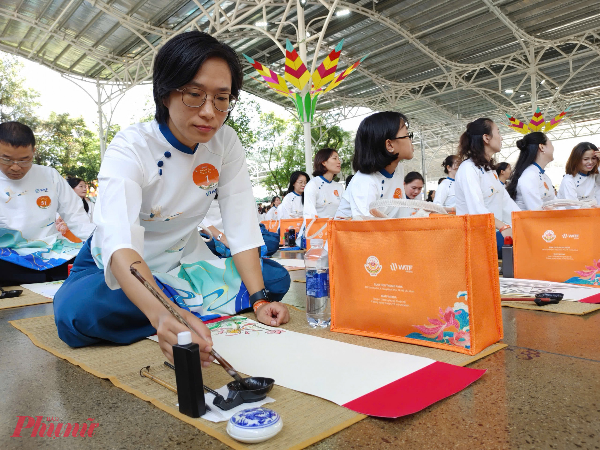 Tham gia sự kiện, chị Phan Diệu Phương, thành viên cộng đồng thư pháp WATF, cho biết rất vinh dự khi là một trong 1.000 người đồng diễn thư pháp đầu xuân. Chị lựa chọn viết chữ “Thành tựu do người” với mong muốn mỗi người đều có thể chủ động kiến tạo cuộc sống tốt đẹp trong năm mới.