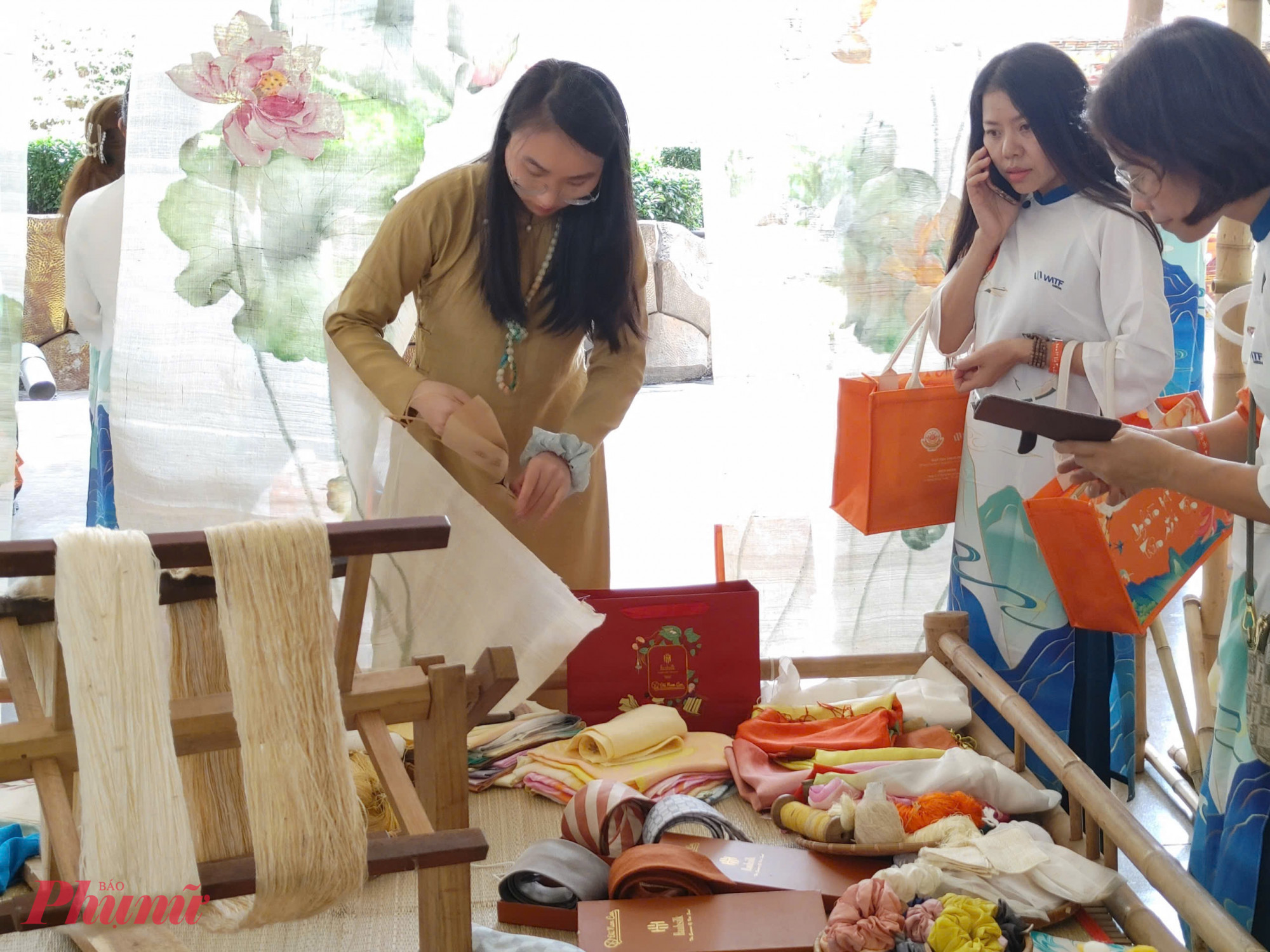 Lễ hội được tổ chức theo mô hình kết hợp hài hòa giữa nghệ thuật trình diễn và không gian trải nghiệm văn hóa, với chuỗi hoạt động phong phú như: giao lưu âm nhạc dân tộc; đồng diễn thư pháp; trình diễn áo dài – lụa Việt truyền thống; không gian trưng bày, trải nghiệm văn hóa và tặng chữ thư pháp miễn phí đầu năm cho du khách.