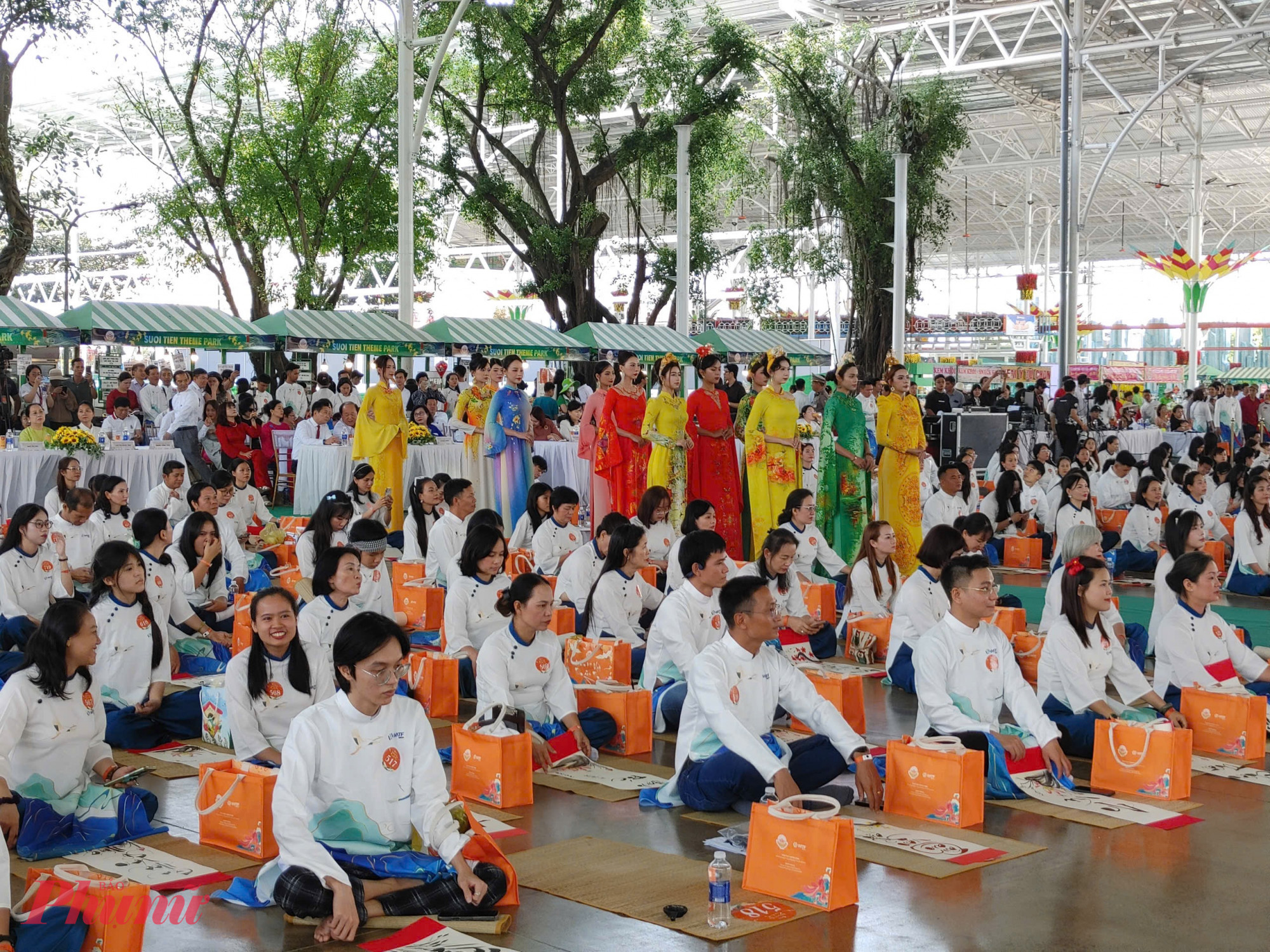 Điểm nhấn của lễ hội là màn đồng diễn nghệ thuật thư pháp quy mô lớn, quy tụ hơn 1.000 người viết thư pháp đến từ nhiều tỉnh, thành trên cả nước. Hàng nghìn nét bút đồng loạt thăng hoa, tạo nên bức tranh văn hóa sống động, tôn vinh chiều sâu chữ Việt, tinh thần hiếu học và khát vọng hướng thiện của dân tộc. Thông qua hoạt động này, ban tổ chức gửi gắm ước vọng về một năm mới Bính Ngọ 2026 bình an, thịnh vượng, nhân văn và phát triển bền vững.