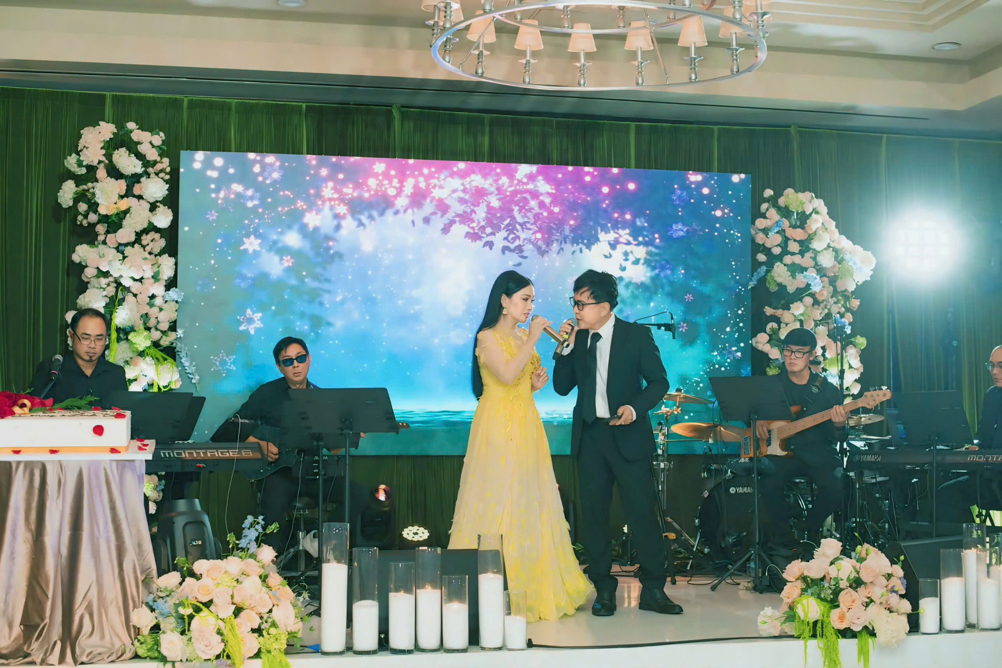 Ca sĩ Hà Phương và Trần Sang hát mừng kỷ niệm 60 năm ngày cưới của cha mẹ tỷ phú Chính Chu