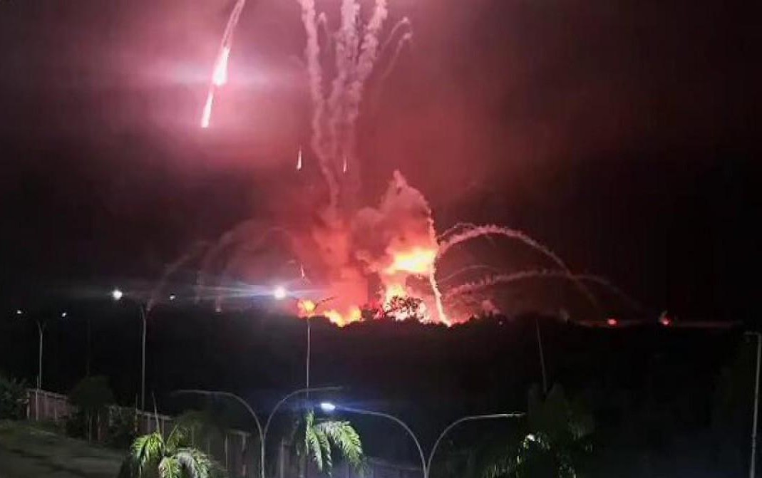 Một vụ cháy lớn và nhiều vụ nổ xảy ra tại sân bay ở Higuerote, Venezuela - Ảnh: WANA