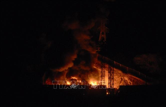 Khói lửa bốc lên tại khu phức hợp quân sự Fuerte Tiuna lớn nhất Venezuela, sau một loạt tiếng nổ ở thủ đô Caracas ngày 3/1/2026 - Ảnh: Japantimes.co.jp/TTXVN