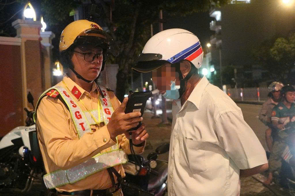 Đội CSGT Hàng Xanh đo nồng độ cồn với 1 trường hợp vi phạm. Ảnh: Minh Mẫn.