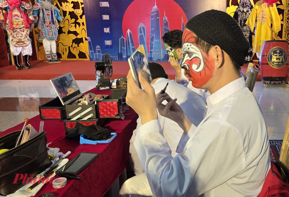 Tại Hội show, khán giả được xem nghệ sĩ vẽ mặt và tự tay vẽ 