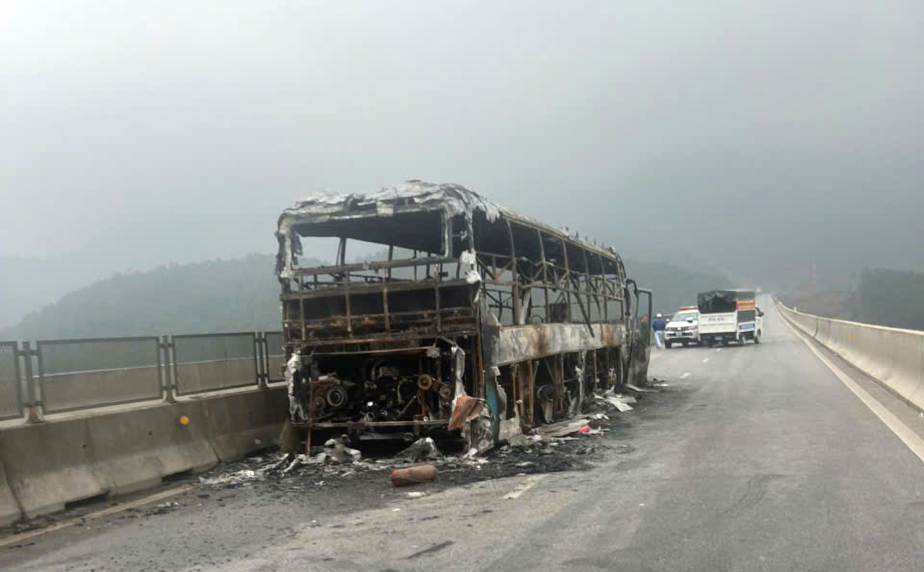 Xe khách giường nằm bị thiêu rụi hoàn toàn sau vụ hỏa hoạn - Ảnh: Hoàng Anh
