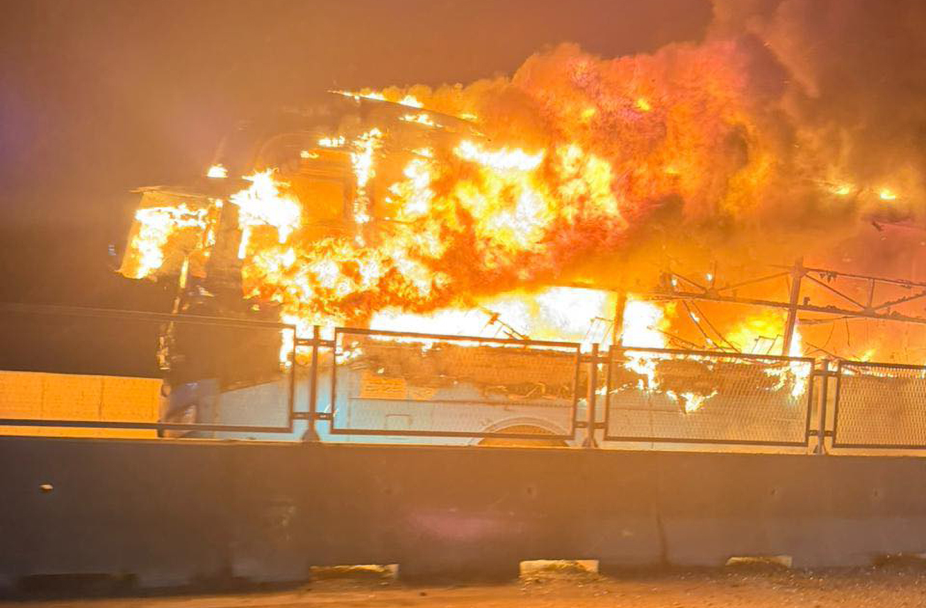 Chiếc xe khách bốc cháy dữ dội trên cao tốc - Ảnh: Hoàng Anh