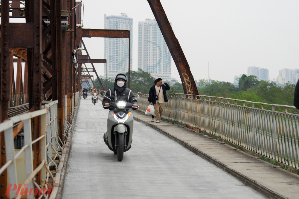 Một số thanh sắt hư hỏng nặng được tháo dỡ hoàn toàn, thay thế bằng vật liệu mới trước khi tiến hành sơn hoàn thiện.