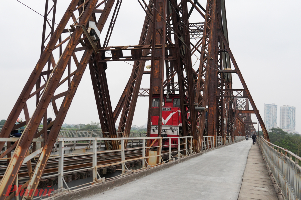 Dù đã mở lại làn đường cho người dân lưu thông, công tác sửa chữa cầu Long Biên vẫn tiếp tục tại một số vị trí chưa hoàn thiện.