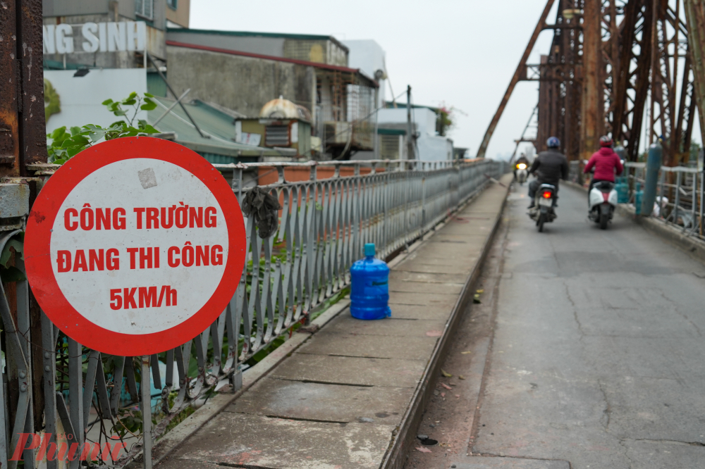 Sau 61 ngày thi công, cầu Long Biên bước vào giai đoạn hoàn thiện nhiều hạng mục sửa chữa, từng bước khắc phục tình trạng xuống cấp kéo dài trong thời gian qua.