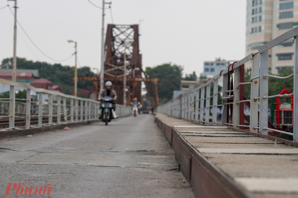 Nhiều đoạn lan can cũ bị hư hỏng, hoen gỉ được tháo dỡ và thay mới, bảo đảm an toàn cho người tham gia giao thông trên cầu.