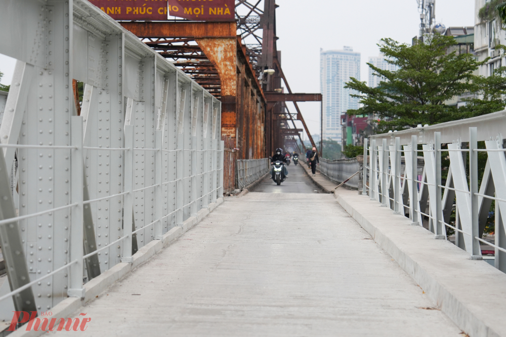 Các khu vực hư hỏng, xuống cấp trên cầu Long Biên được thay áo mới.