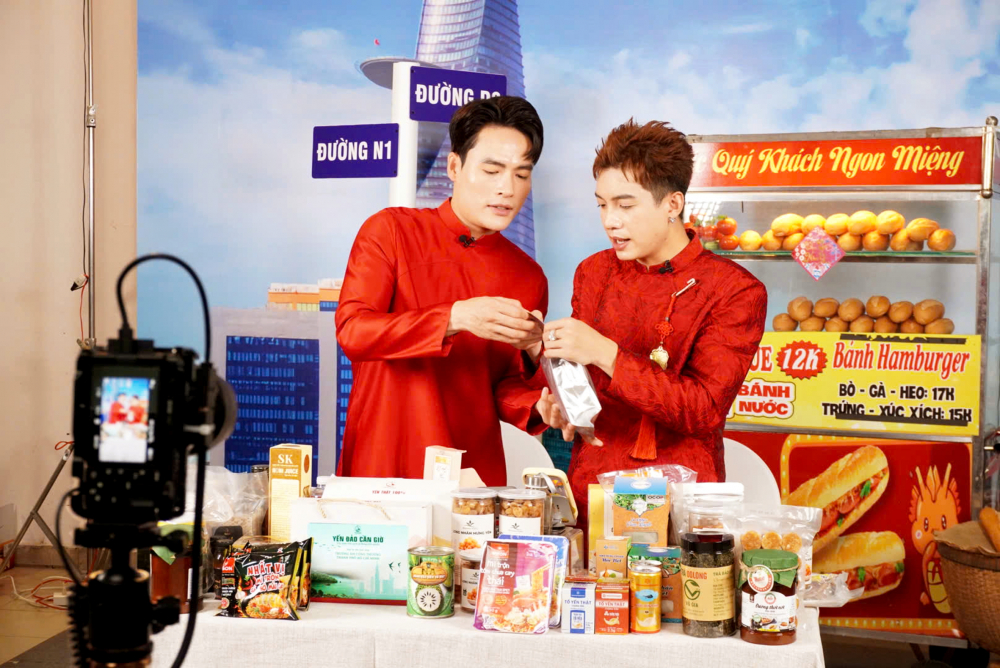 Luật Thương mại điện tử tạo cơ hội cho các doanh nghiệp chân chính được cạnh tranh công bằng. Trong ảnh: Một buổi live stream bán sản phẩm Yến Đảo Cần Giờ - ẢNH: MAI CA