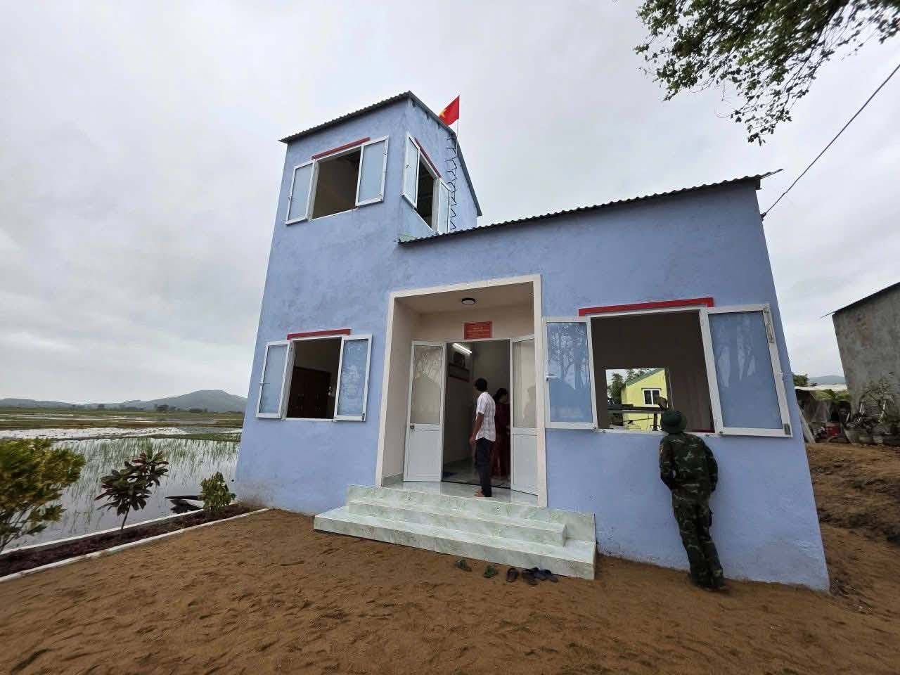 Nhà ở xã Hòa Thịnh được sơn màu xanh lá mạ non, xanh mạ và màu xanh cánh đồng…nhìn rất dễ thương- Ảnh: XC