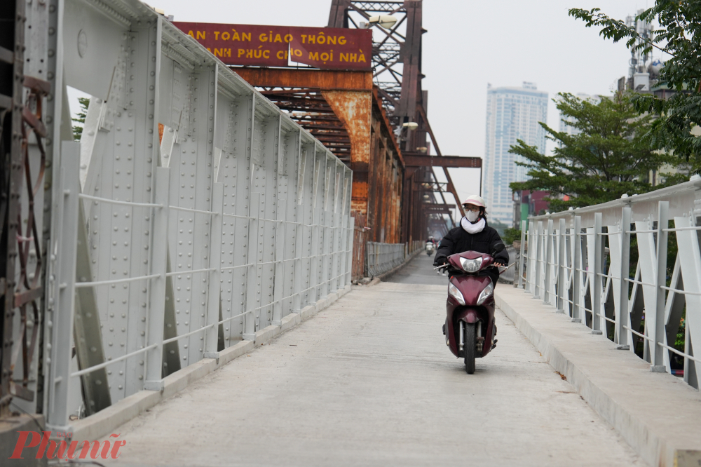 Những chi tiết kim loại sau khi thay mới được sơn phủ nhằm bảo vệ kết cấu thép trước tác động của thời tiết và môi trường.