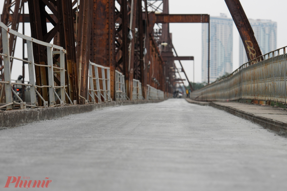 Tại lối đi bộ, các vị trí mặt cầu bị hư hỏng được gia cố bằng các tấm sắt, hạn chế nguy cơ mất an toàn cho người qua lại.