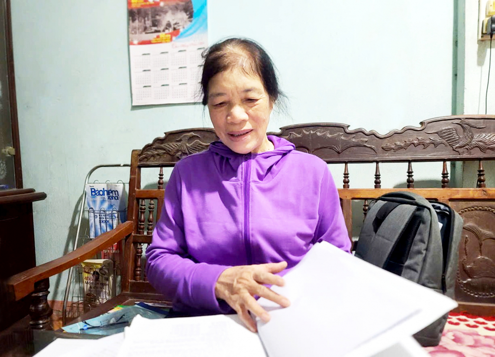 Sau nhiều năm gắn bó với các hoạt động của thôn,  bà Điệp ghi nhớ rành mạch từng nơi ở của người dân