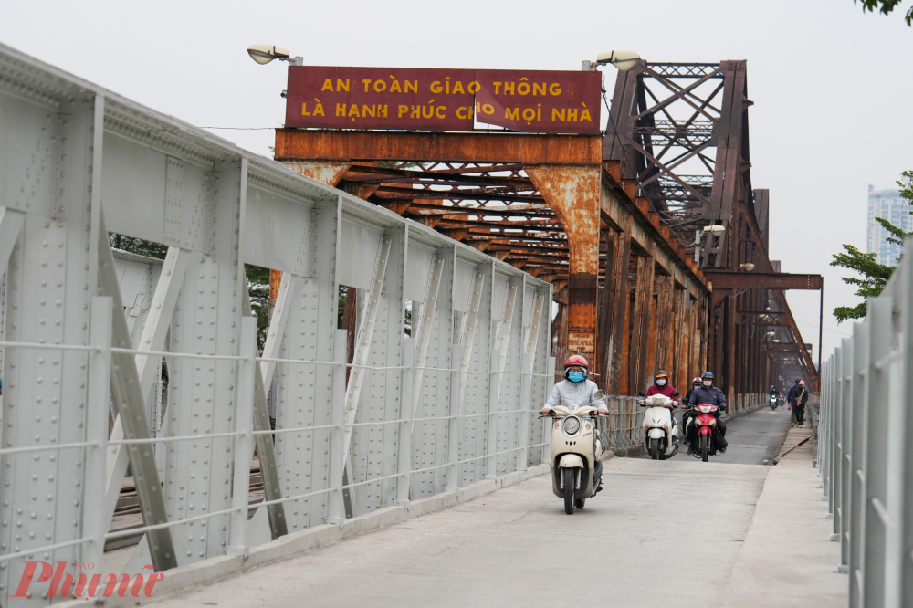 Các hạng mục phục vụ giao thông đường thủy như đèn báo và biển chỉ dẫn cũng được sơn mới, giúp tàu thuyền dễ dàng quan sát khi lưu thông qua khu vực cầu.