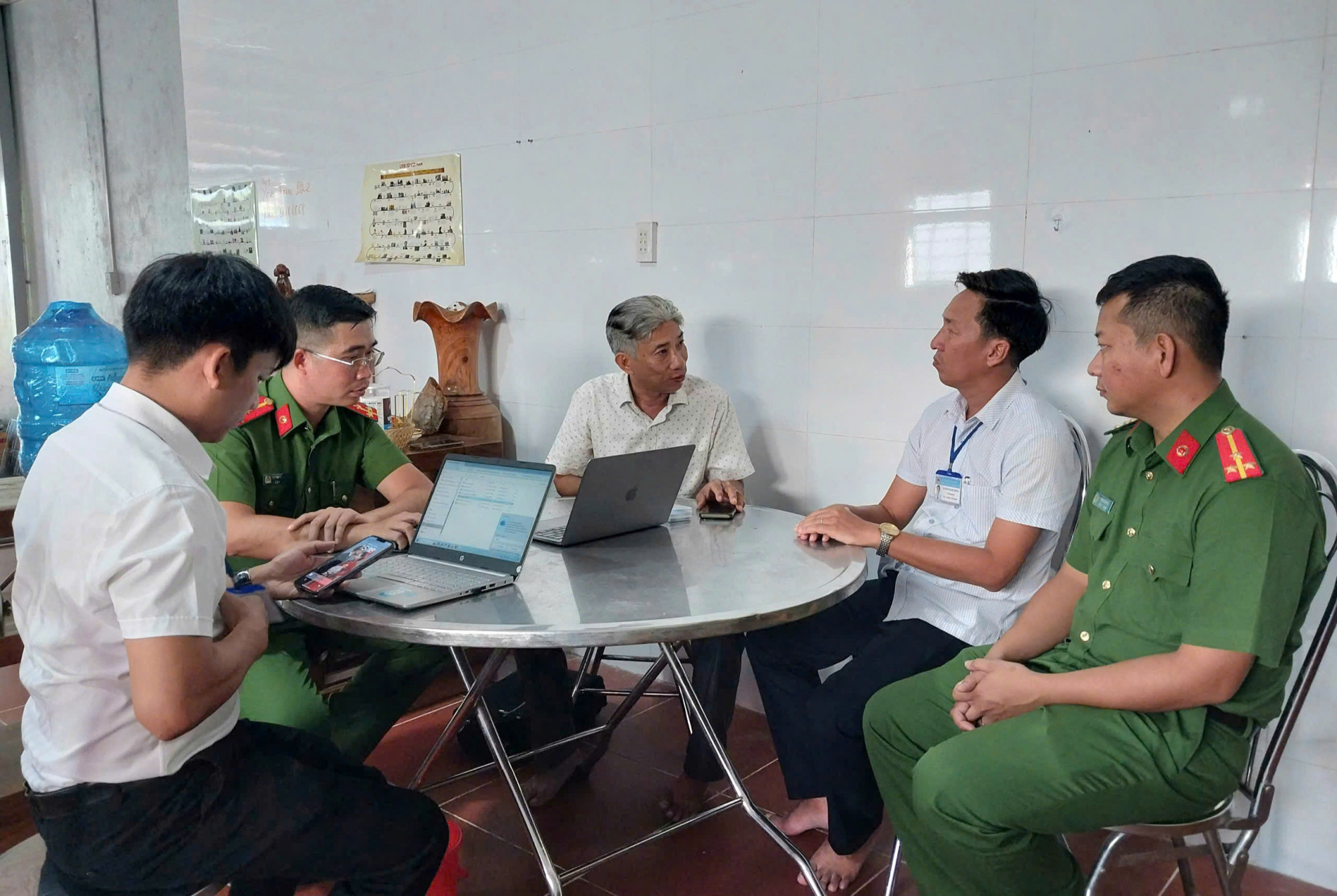 Đoàn kiểm tra đặc khu Phú Quốc kiểm tra các cơ sở lưu trú bị khách phản ánh trên mạng xã hội - Ảnh UBND Phú Quốc cung cấp