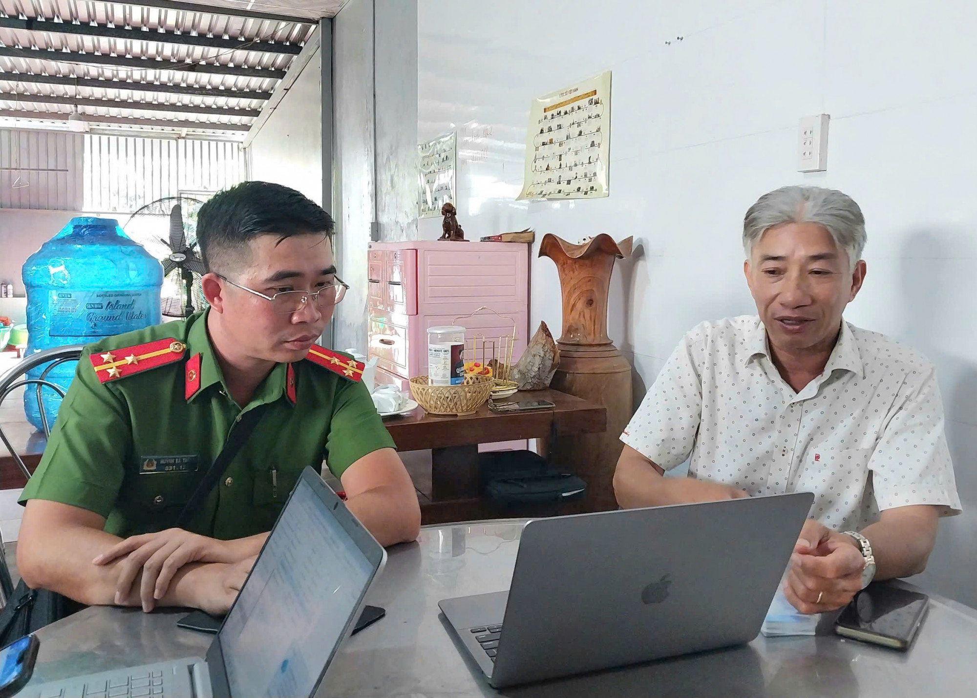 Công an đặc khu Phú Quốc tiếp nhận phản ánh của khách du lịch và làm việc với các cơ sở lưu trú - Ảnh UBND đặc khu Phú Quốc