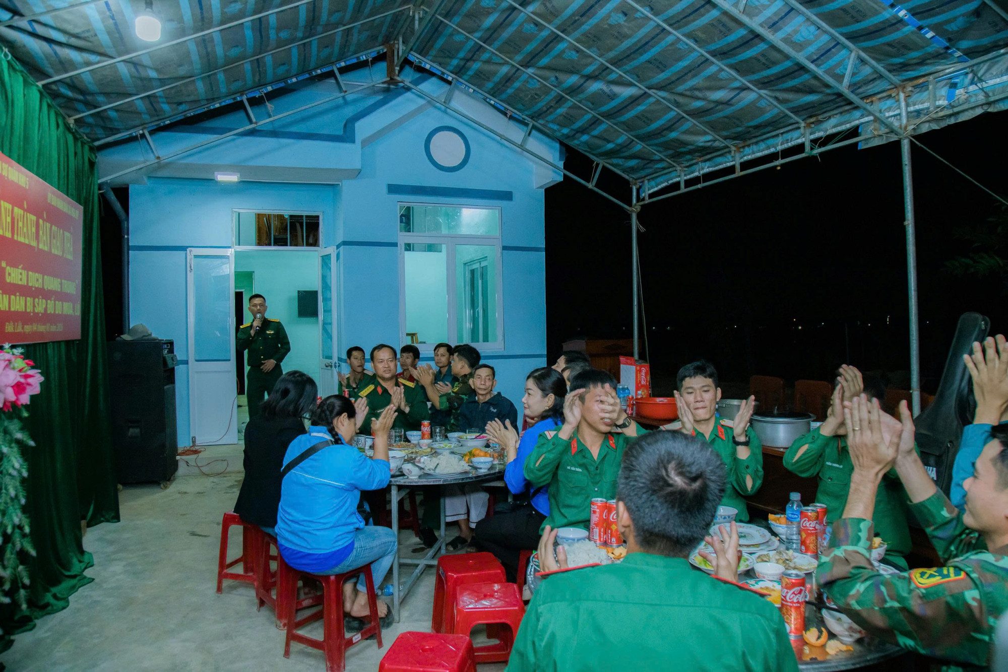 Bữa cơm ấm áp, chan chứa nghĩa tình quân dân dưới mái nhà Chiến dịch Quang Trung tại thôn Phú Thuận - ảnh: C.N.