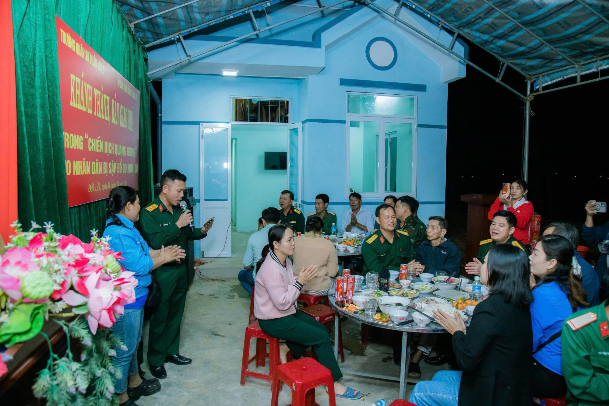 Hoàn thành nhiệm vụ trong “Chiến dịch Quang Trung”, nhiều người lính lên đường trở về đơn vị, mang theo tình cảm sâu nặng của bà con vùng lũ.