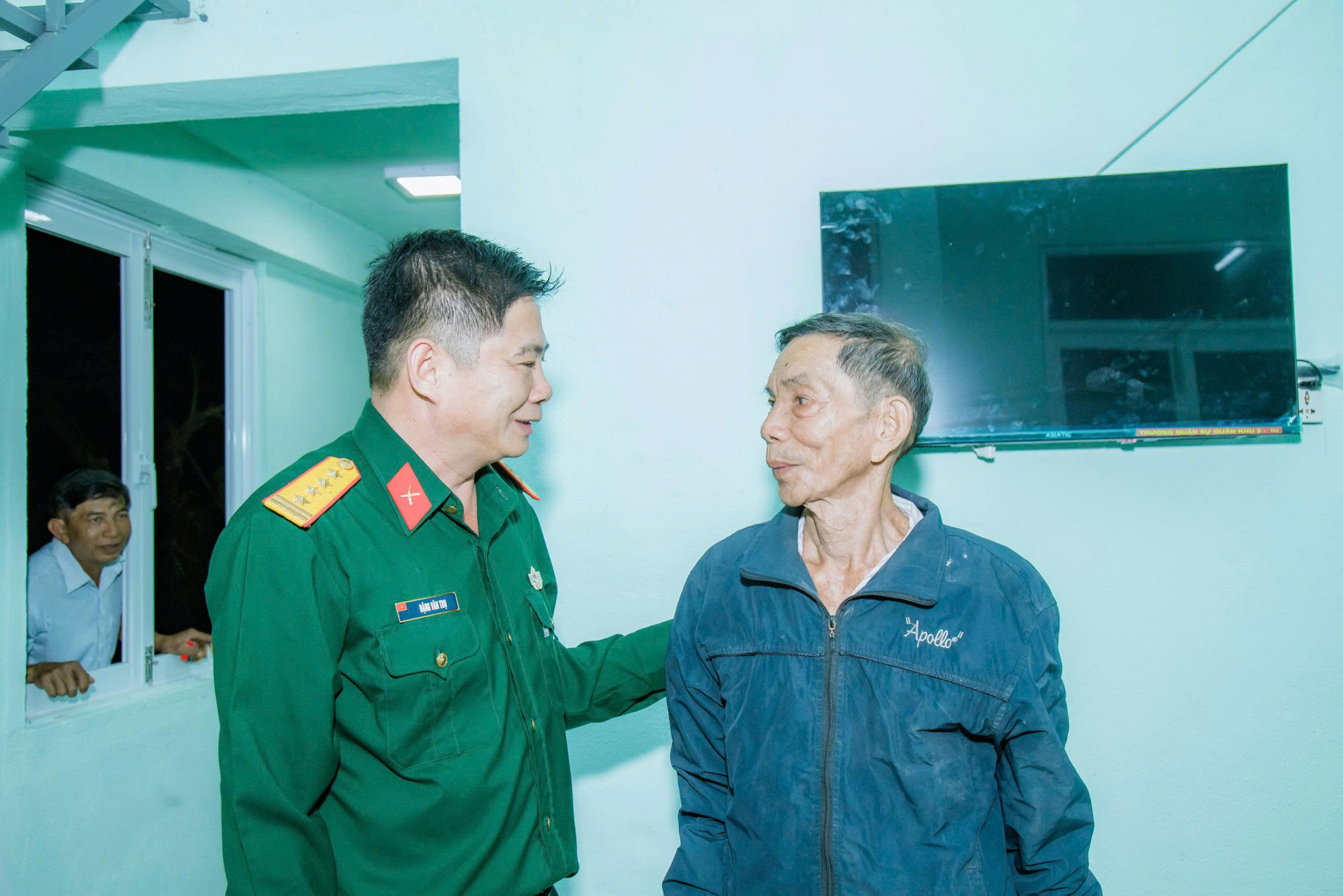 Đại diện  Trường Quân sự Quân khu 5 chia sẻ niềm vui với gia đình cụ Võ Thành Phương - ảnh: C.N.