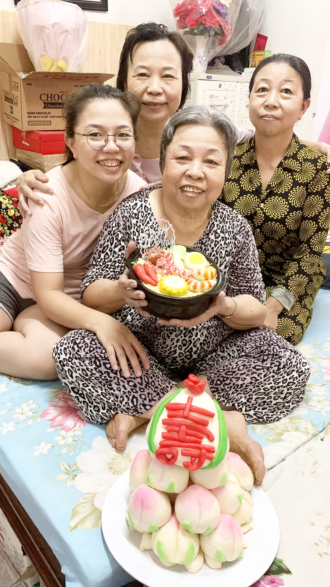 Chị Ba tác giả (thứ hai từ trái qua)  trong ngày sinh nhật má - Ảnh do tác giả cung cấp