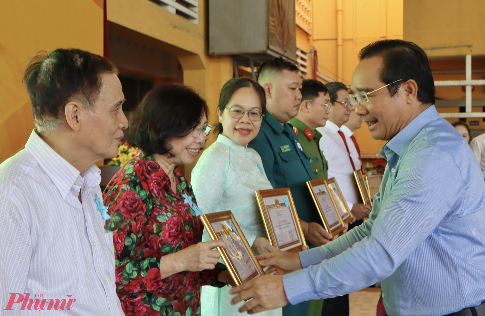 Ông Nguyễn Văn Được - Chủ tịch UBND TPHCM và bà Hoàng Thị Tố Nga, Bí thư phường Bến Thànhtrao khen thưởng cho các tập thể tổ chức đảng Hoàn thành xuất sắc nhiệm vụ năm 2025 - Ảnh: Thanh Tâm