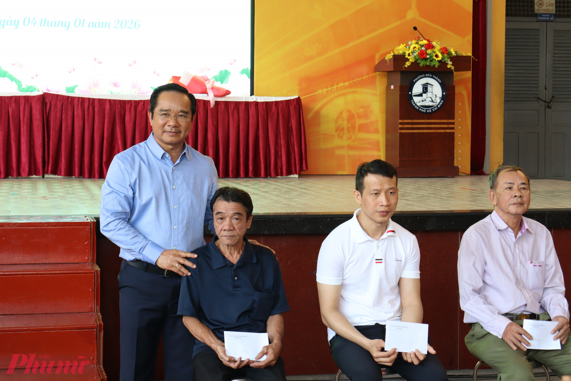 Ông Nguyễn Văn Được trao quà đến các hộ dân có hoàn cảnh khó khăn trên địa bàn phường - Ảnh: Thanh Tâm