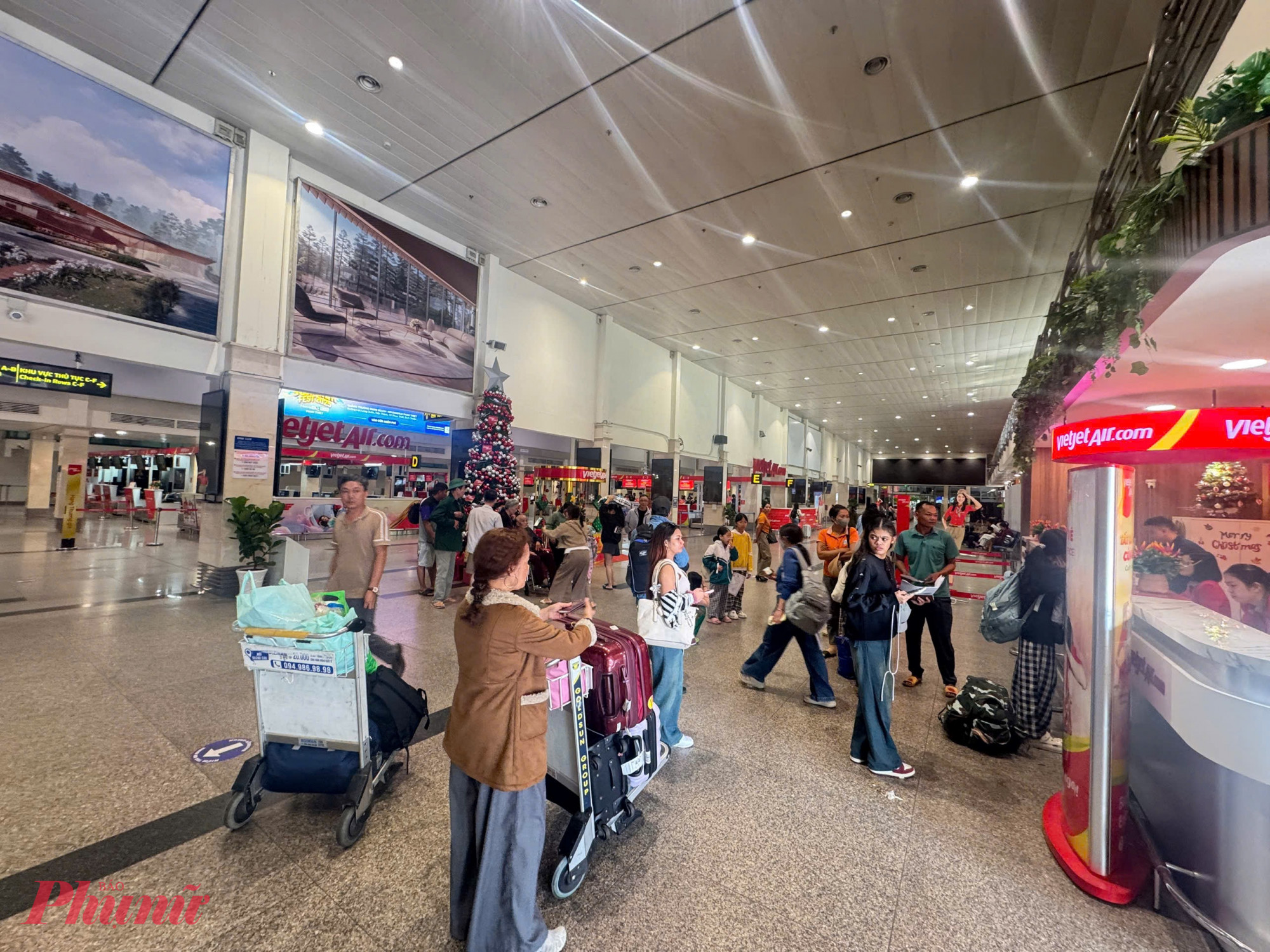 Khách làm thủ tục hàng không tại quầy của Vietjet Air dịp nghỉ Tết Dương lịch. Ảnh: Quốc Thái