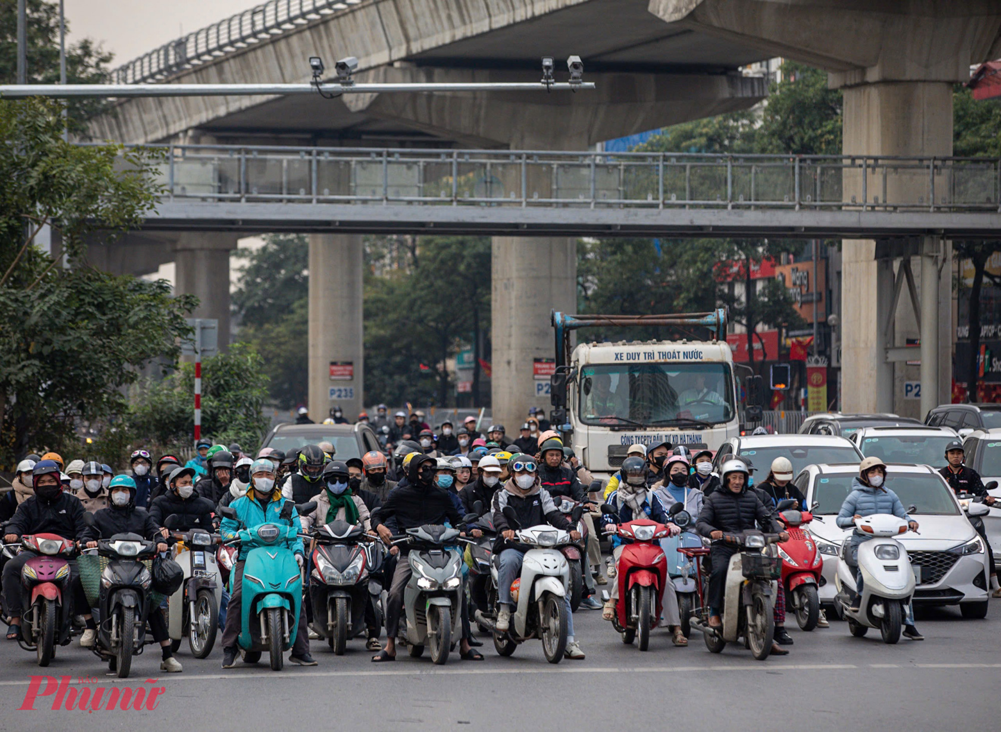 Ngày 4/1, lượng người dân từ các tỉnh, thành phố trở lại Thủ đô sau kỳ nghỉ Tết Dương lịch gia tăng, Công an thành phố Hà Nội đã triển khai đồng bộ các phương án bảo đảm trật tự, an toàn giao thông, tập trung tại các tuyến cửa ngõ, vành đai, bến xe và các trục hướng tâm.