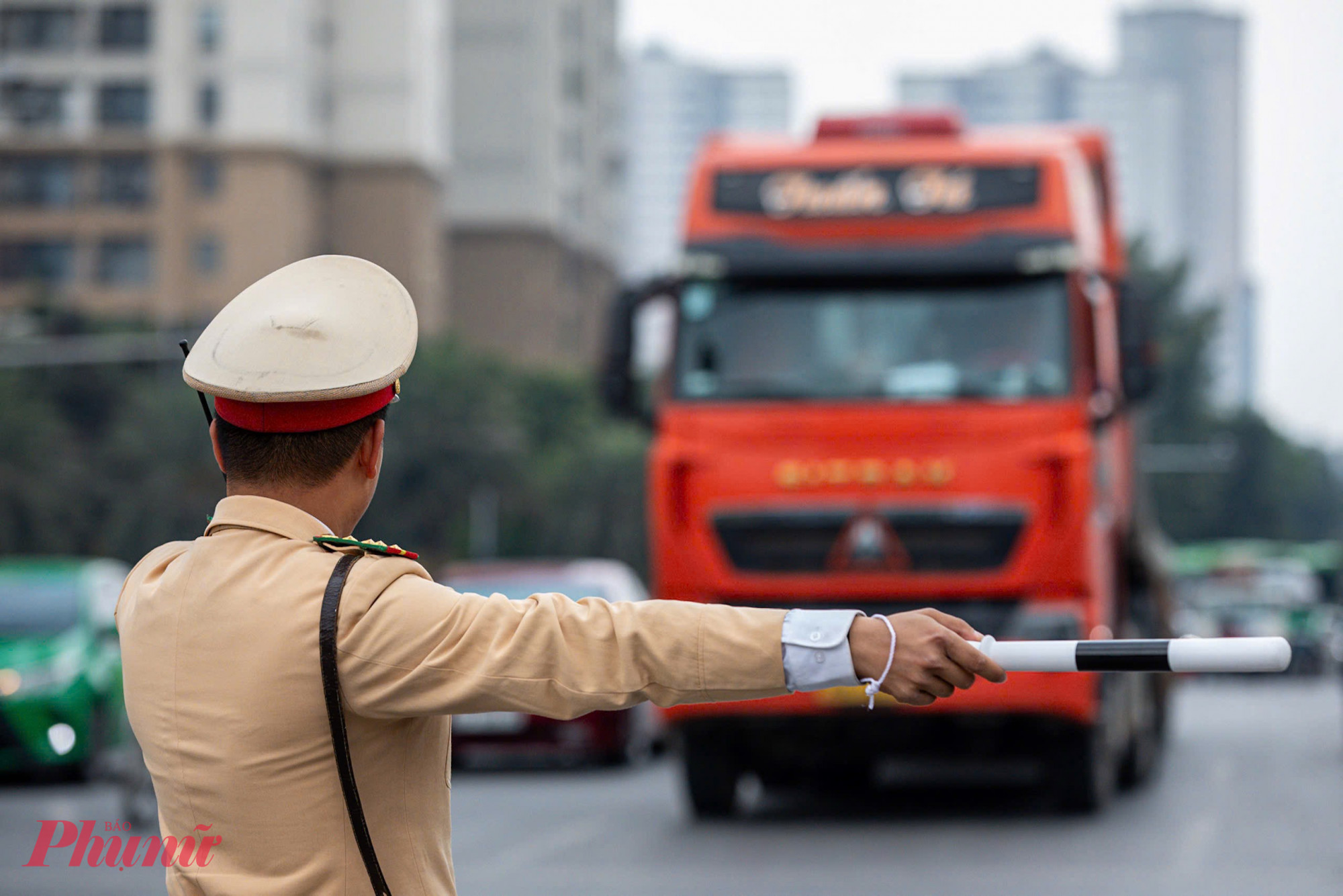 Theo đánh giá của Phòng Cảnh sát giao thông Hà Nội, trong 4 ngày nghỉ Tết Dương lịch năm 2026, tình hình trật tự, an toàn giao thông trên toàn thành phố cơ bản được bảo đảm. Phòng Cảnh sát giao thông cho biết, các phương án bảo đảm trật tự, an toàn giao thông sẽ tiếp tục được duy trì cho đến khi lưu lượng phương tiện giảm, giao thông trên địa bàn thành phố trở lại ổn định hoàn toàn, phục vụ tốt nhất nhu cầu đi lại an toàn, thông suốt của nhân dân.