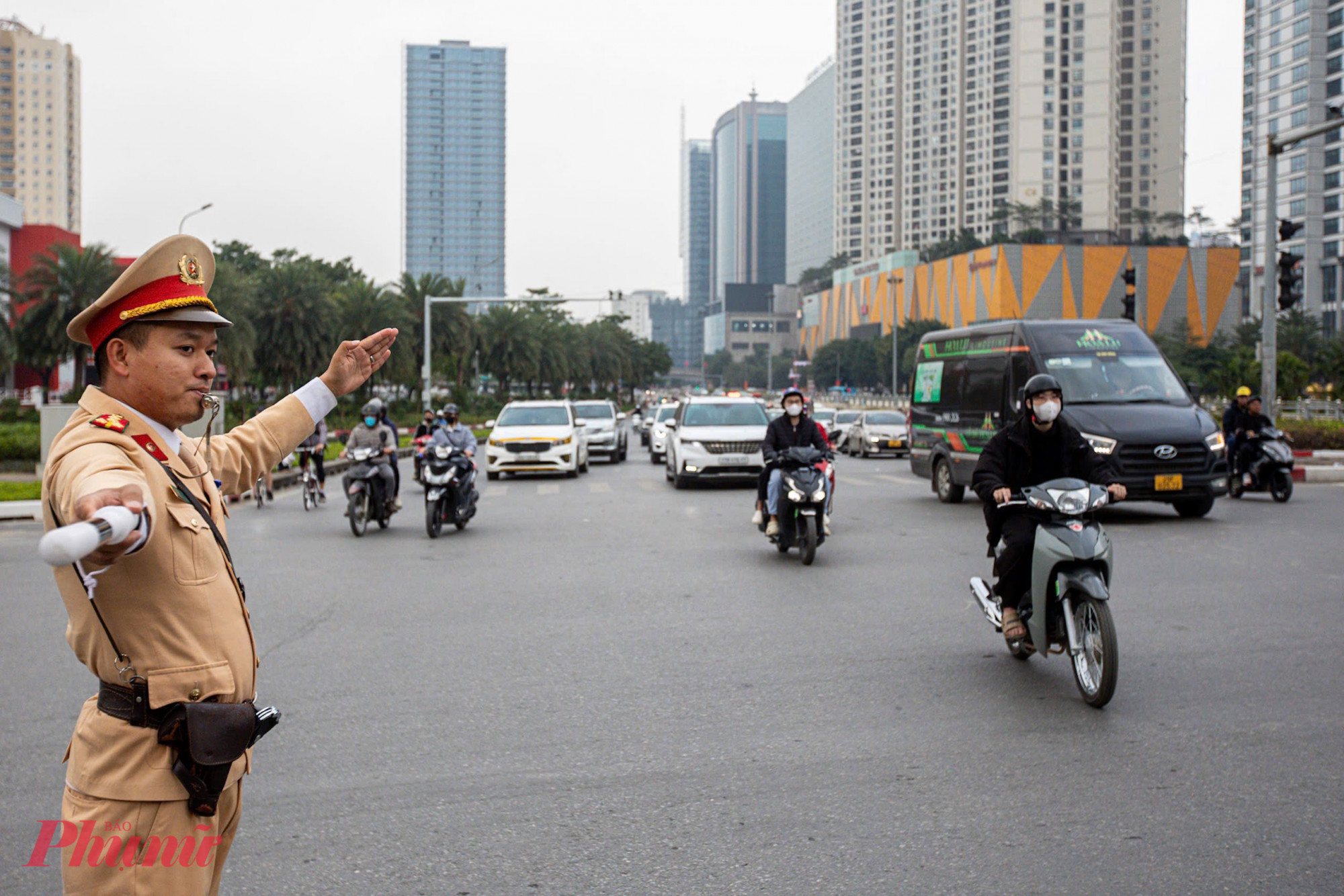 Người dân dễ dàng di chuyển qua các điểm giao cắt.