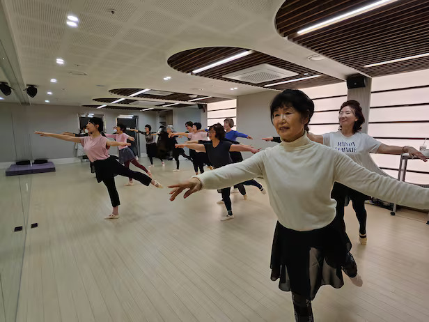 Từ các trung tâm sinh hoạt cộng đồng đến học viện tư nhân, hình ảnh những cụ ông, cụ bà mang giày múa, tập từng động tác cơ bản đã trở nên quen thuộc.