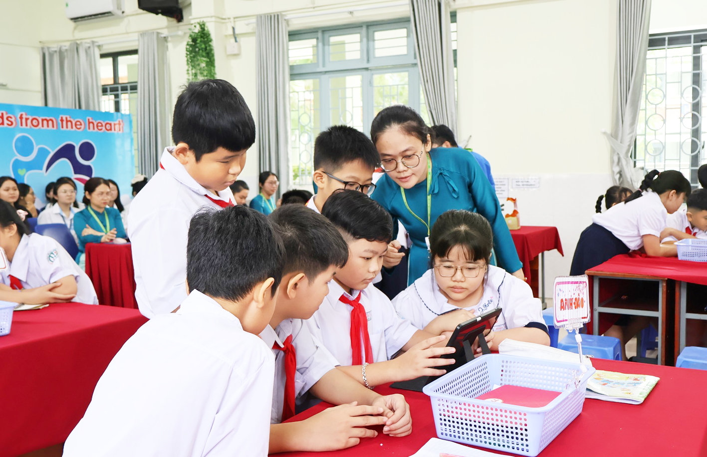 Giáo viên và học sinh lớp Năm Trường tiểu học Hiệp Tân trong một tiết học khoa học