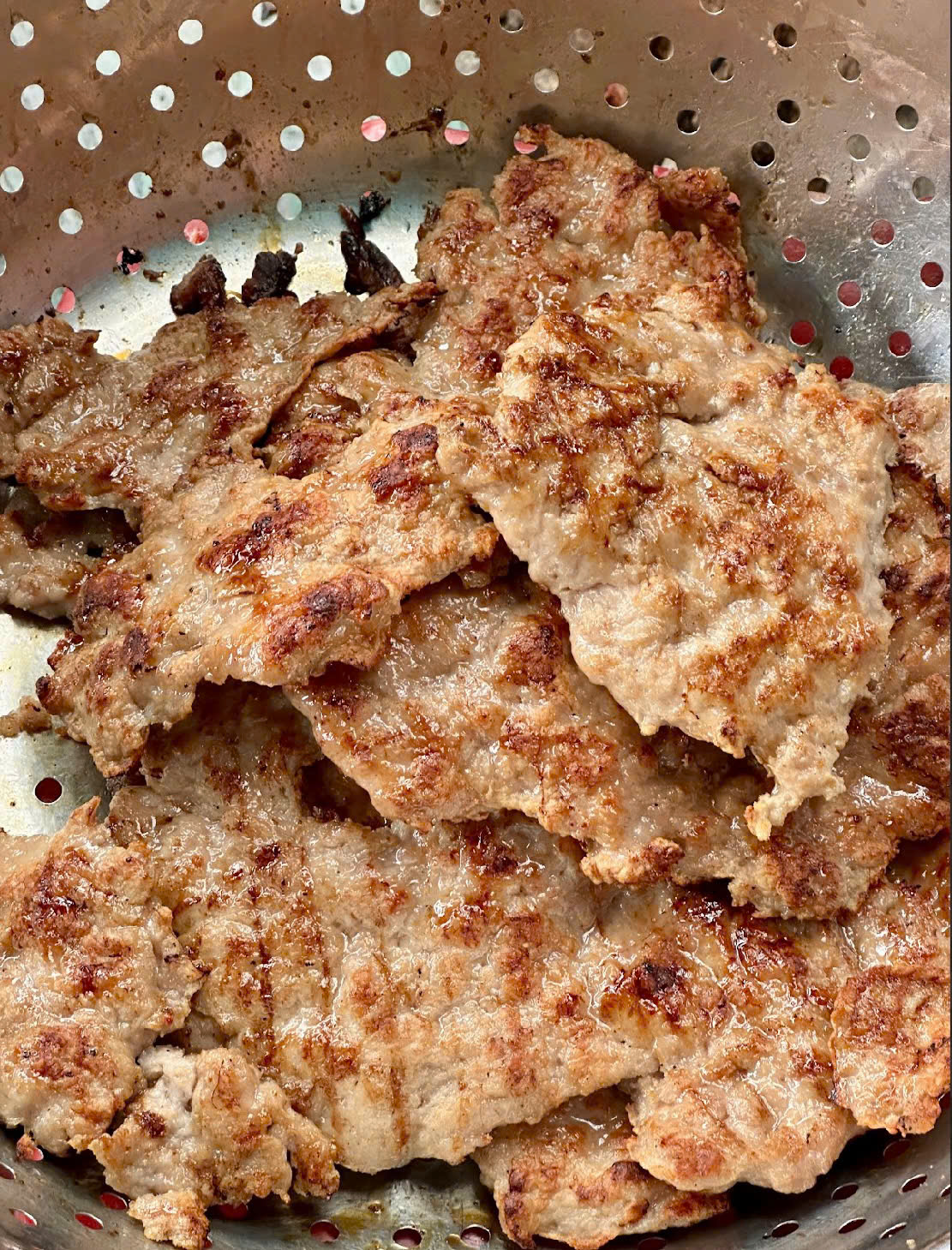 Khi nướng, mỡ chảy ngược vào thịt, làm miếng mềm, bóng, không bị khô