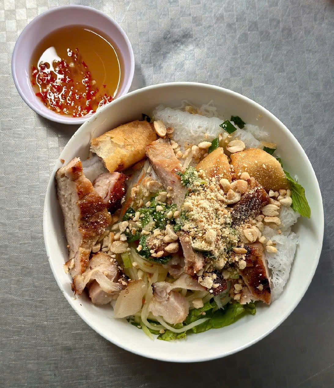 một tô bún chả giò- thịt- nem nướng mà theo ngôn ngữ bọn trẻ bây giờ là ê hề