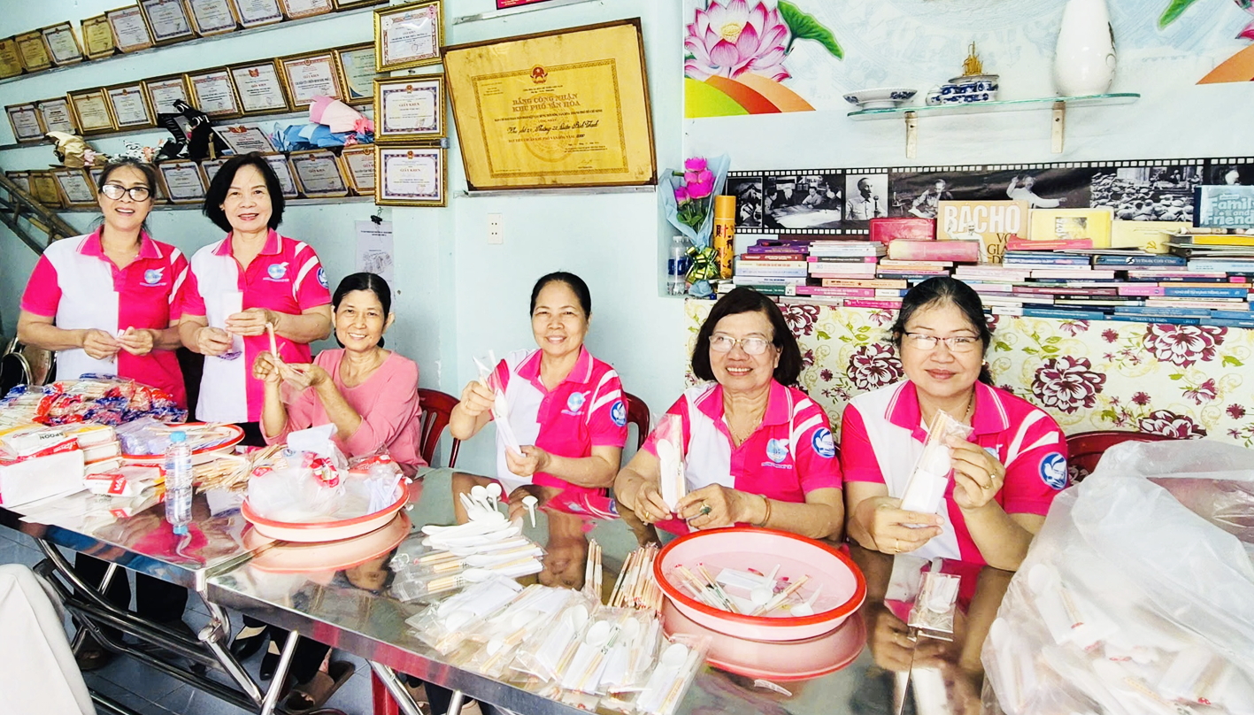 Hội viên phụ nữ khu phố 35, phường Thạnh Mỹ Tây  cùng gia công đũa để gây quỹ chăm lo cho người khó khăn
