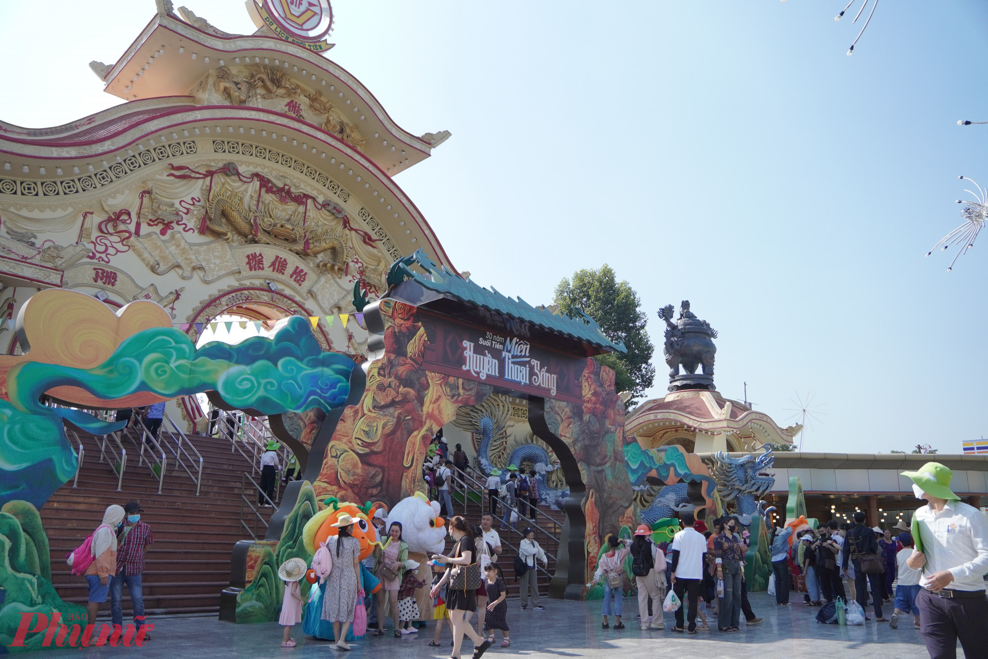 Du khách đổ xô về các khu vui chơi, điểm du lịch TPHCM vào các ngày cao điểm Tết Dương lịch 2026. Ảnh: Quốc Thái