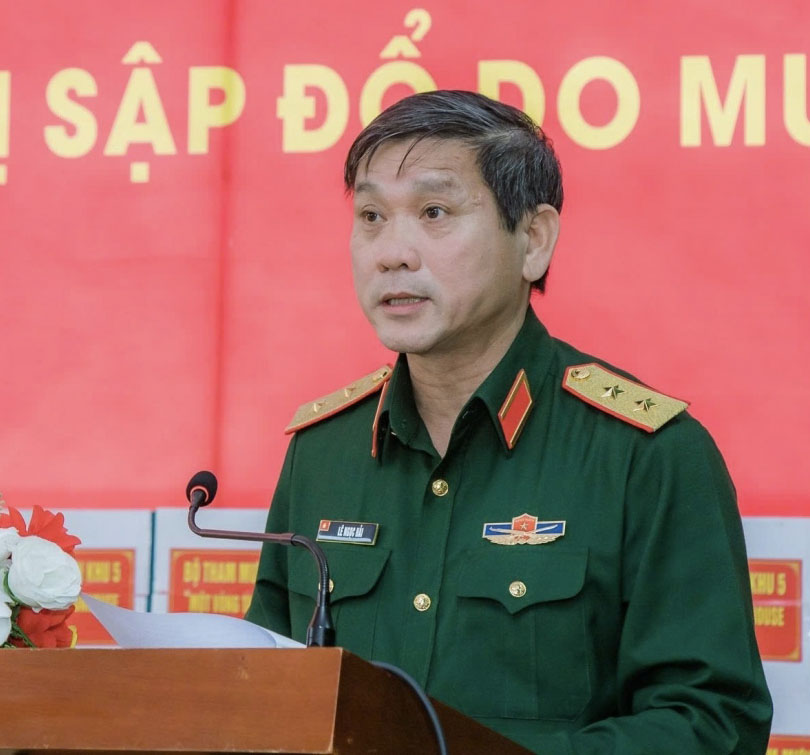 Trung tướng Lê Ngọc Hải- Tư lệnh Quân khu 5 - phát biểu tại buổi lễ bàn giao nhà trong 'Chiến dịch Quang Trung'- Ảnh: XC